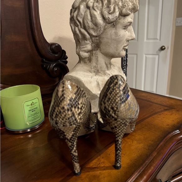 Classy Heels By Mia - Picture 4 of 5